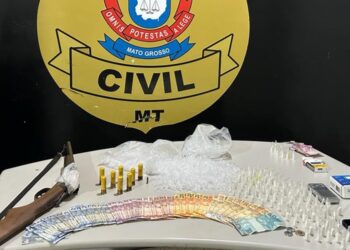 Adolescente é detido e três pessoas são presas com 130 pinos de cocaína