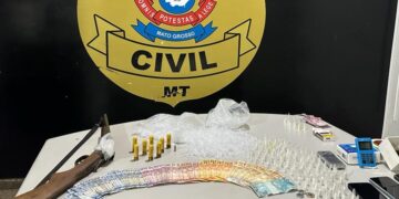 Adolescente é detido e três pessoas são presas com 130 pinos de cocaína