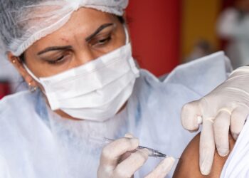 Moradores de Rondonópolis com mais de 18 anos podem receber vacina bivalente