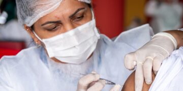 Moradores de Rondonópolis com mais de 18 anos podem receber vacina bivalente