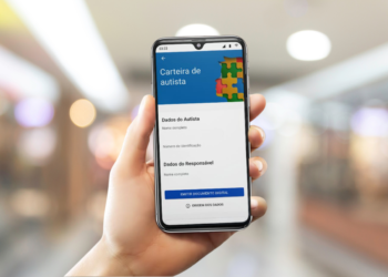 O governador Mauro Mendes elencou as dezenas de obras que o Governo de Mato Grosso está tocando em Cuiabá, que já somam mais de R$ 2,6 bilhões em investimentos, especialmente na Saúde e na Infraestrutura.  De acordo com ele, a atual gestão tem feito investimentos recordes em obras estruturantes, que já estão beneficiando a população da baixada cuiabana.  “Na Saúde, ali na estrada de Santo Antônio, estamos construindo o Hospital Julio Muller, que estava parado desde 2013. Temos a belíssima obra do Hospital Central, que estava parada há 34 anos. Vai ser o maior e melhor hospital de Mato Grosso e as obras devem ficar prontas até o final do ano. E depois vamos equipar essa unidade, que é de alta complexidade. Vamos ter tomografia computadorizada, ressonância magnética, e equipamentos de alta tecnologia. A inauguração deve ficar para o primeiro semestre ano que vem”, relatou, em entrevista ao programa Agora na Capital, da rádio Capital FM, na última terça-feira (26.07).  Ainda na saúde, o governador citou as ações que têm sido realizadas via Gabinete de Intervenção, a exemplo das reformas nas unidades de saúde e mutirão de cirurgias para zerar a fila que estava acumulada há anos.  “Olha a qualidade da UPA Leblon que entregamos nas últimas semanas.  E estamos reformando mais 30 UBS. As pessoas que vivem nos bairros sabem o que estava acontecendo na saúde. É muito triste precisar de um atendimento, de um remédio, e não conseguir. Então estamos fazendo esses investimentos porque a maioria da população não tem condições de pagar um plano de saúde”, registrou.  Na Infraestrutura, Mauro citou obras que vão melhorar muito o trânsito e a mobilidade na região de Cuiabá e Várzea Grande, como a Ponte do Parque Atalaia.  “A Ponte do Atalaia está pronta. Aquela região é um banhado, um brejo gigante. Então tivemos que transportar pedra, foi uma obra estruturante, e a empresa deve terminar nos próximos três a quatro meses. Vamos entrar por dentro do bairro até a 31 de março e ligar na avenida do Parque Cuiabá. Vai ser uma grande contribuição para o trânsito”, disse.  Ainda na entrevista, o governador falou das obras do BRT e do asfalto nos bairros.  “Estamos asfaltando 11 bairros em Cuiabá, fazendo o Rodoanel, que ficaram décadas falando, asfalto no Distrito Industrial, obras no Centro, estamos fazendo o BRT, a duplicação da Avenida Arquimedes Pereira Lima, Parque Novo Mato Grosso, que já está com o acesso pronto, tem escolas sendo construídas para todo lado. Muita coisa boa está acontecendo”, completou.