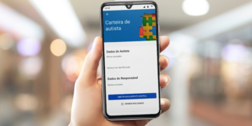 O governador Mauro Mendes elencou as dezenas de obras que o Governo de Mato Grosso está tocando em Cuiabá, que já somam mais de R$ 2,6 bilhões em investimentos, especialmente na Saúde e na Infraestrutura.  De acordo com ele, a atual gestão tem feito investimentos recordes em obras estruturantes, que já estão beneficiando a população da baixada cuiabana.  “Na Saúde, ali na estrada de Santo Antônio, estamos construindo o Hospital Julio Muller, que estava parado desde 2013. Temos a belíssima obra do Hospital Central, que estava parada há 34 anos. Vai ser o maior e melhor hospital de Mato Grosso e as obras devem ficar prontas até o final do ano. E depois vamos equipar essa unidade, que é de alta complexidade. Vamos ter tomografia computadorizada, ressonância magnética, e equipamentos de alta tecnologia. A inauguração deve ficar para o primeiro semestre ano que vem”, relatou, em entrevista ao programa Agora na Capital, da rádio Capital FM, na última terça-feira (26.07).  Ainda na saúde, o governador citou as ações que têm sido realizadas via Gabinete de Intervenção, a exemplo das reformas nas unidades de saúde e mutirão de cirurgias para zerar a fila que estava acumulada há anos.  “Olha a qualidade da UPA Leblon que entregamos nas últimas semanas.  E estamos reformando mais 30 UBS. As pessoas que vivem nos bairros sabem o que estava acontecendo na saúde. É muito triste precisar de um atendimento, de um remédio, e não conseguir. Então estamos fazendo esses investimentos porque a maioria da população não tem condições de pagar um plano de saúde”, registrou.  Na Infraestrutura, Mauro citou obras que vão melhorar muito o trânsito e a mobilidade na região de Cuiabá e Várzea Grande, como a Ponte do Parque Atalaia.  “A Ponte do Atalaia está pronta. Aquela região é um banhado, um brejo gigante. Então tivemos que transportar pedra, foi uma obra estruturante, e a empresa deve terminar nos próximos três a quatro meses. Vamos entrar por dentro do bairro até a 31 de março e ligar na avenida do Parque Cuiabá. Vai ser uma grande contribuição para o trânsito”, disse.  Ainda na entrevista, o governador falou das obras do BRT e do asfalto nos bairros.  “Estamos asfaltando 11 bairros em Cuiabá, fazendo o Rodoanel, que ficaram décadas falando, asfalto no Distrito Industrial, obras no Centro, estamos fazendo o BRT, a duplicação da Avenida Arquimedes Pereira Lima, Parque Novo Mato Grosso, que já está com o acesso pronto, tem escolas sendo construídas para todo lado. Muita coisa boa está acontecendo”, completou.