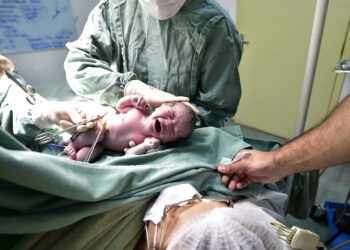 Lei estadual proíbe cobrança de qualquer valor do pai ou acompanhante para assistir ao parto