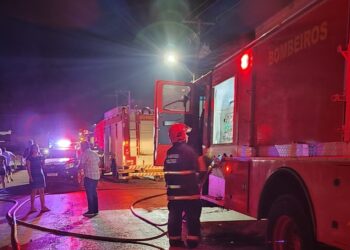 Corpo de Bombeiros combate incêndio a conveniência e evita que fogo se alastre para prédios vizinhos