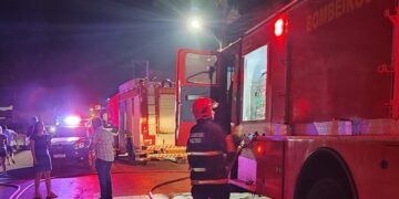 Corpo de Bombeiros combate incêndio a conveniência e evita que fogo se alastre para prédios vizinhos