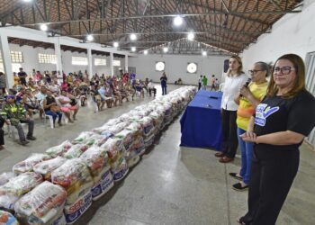 Moradores de Rondonópolis recebem 1.800 cestas em ação da primeira-dama de MT