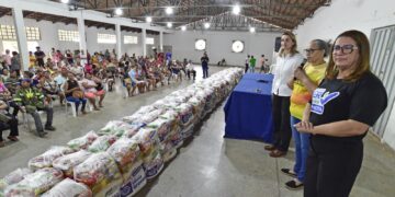 Moradores de Rondonópolis recebem 1.800 cestas em ação da primeira-dama de MT