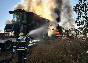 Corpo de Bombeiros Militar combate incêndio em carreta que transportava colheitadeira