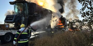 Corpo de Bombeiros Militar combate incêndio em carreta que transportava colheitadeira