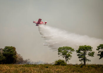 Operação integrada combate dois incêndios no Pantanal com aviões e helicóptero