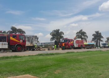 Corpo de Bombeiros combate incêndio em caminhão na BR-163