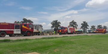 Corpo de Bombeiros combate incêndio em caminhão na BR-163