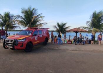 Corpo de Bombeiros Militar atua durante evento em lago municipal com trabalho de prevenção aquática