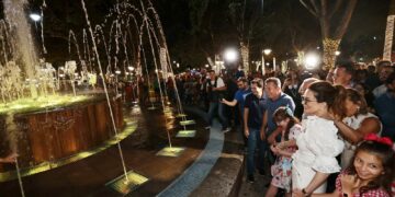 População lota centro de Chapada dos Guimarães para inauguração da praça: “Governo entregou um cartão-postal da cidade”, destaca prefeito