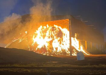 Bombeiros combatem incêndio em armazém de grãos em Sorriso
