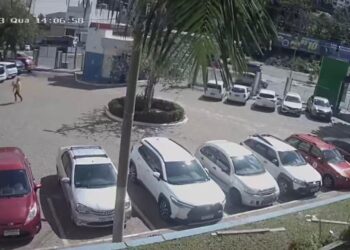 Bombeiro salva bebê engasgada após pais pedirem ajuda em escola militar