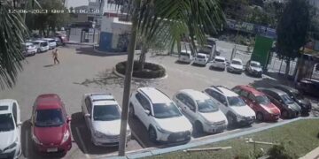 Bombeiro salva bebê engasgada após pais pedirem ajuda em escola militar