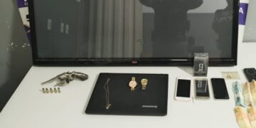 Polícia Militar resgata 5 reféns de roubo a residência e prende assaltantes