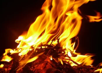 Recém-nascido é jogado em fogueira e morre em Várzea Grande (MT)