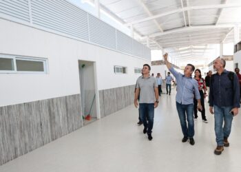 Governador vistoria obras de nova escola estadual: “É uma revolução em termos de conceito, qualidade e infraestrutura”