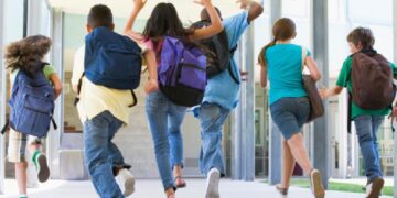 Férias escolares: saiba quais as regras para viajar com crianças ou adolescentes