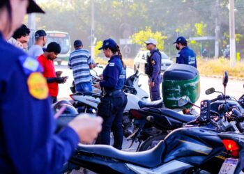 Mais de 2 mil pessoas foram flagradas dirigindo sem CNH ou licenciamento em Cuiabá e Várzea Grande