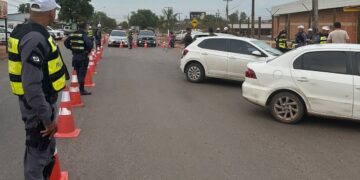 Em blitz da Lei Seca, 30 motoristas são autuados por veículos com documentação irregular