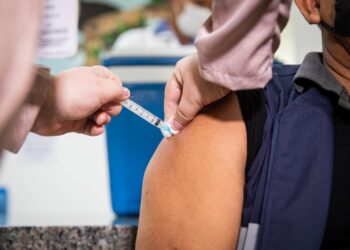 “Vacina é a única medida eficaz para evitar a forma grave da doença”, alerta secretário de Saúde sobre Covid-19