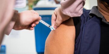 “Vacina é a única medida eficaz para evitar a forma grave da doença”, alerta secretário de Saúde sobre Covid-19