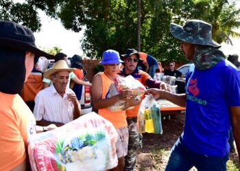 Setasc entrega cestas de alimentos para famílias atingidas pela chuva em Cáceres