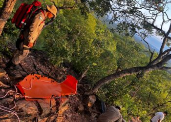 Corpo de Bombeiros Militar resgata jovem no Morro de Santo Antônio de Leverger