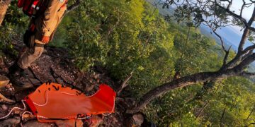 Corpo de Bombeiros Militar resgata jovem no Morro de Santo Antônio de Leverger
