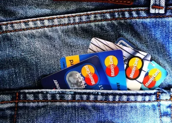 Veja dicas para proteger cartão e celular no carnaval