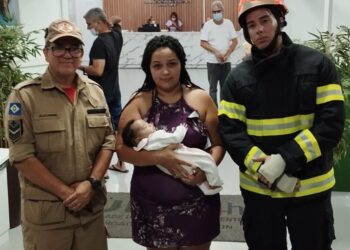 Bombeiros salvam bebê de dois meses que engasgou com leite materno