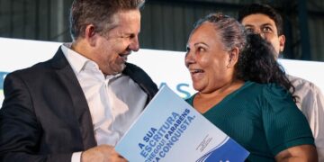 “Vamos fortalecer e acelerar programa de escrituras gratuitas para população”, afirma governador