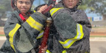 Corpo de Bombeiros Militar realiza instrução de combate a incêndios para crianças e adolescentes