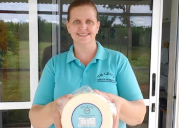 Produtora que deixou de ser professora para se dedicar ao campo recebe equipamentos do Governo de MT