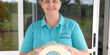 Produtora que deixou de ser professora para se dedicar ao campo recebe equipamentos do Governo de MT