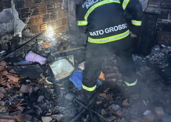 Corpo de Bombeiros combate incêndio em residência em Primavera do Leste