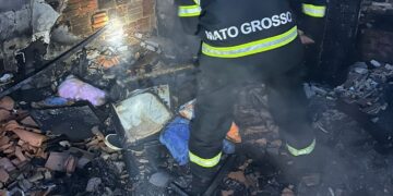 Corpo de Bombeiros combate incêndio em residência em Primavera do Leste