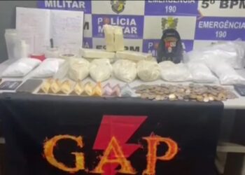PM prende homem com tabletes e porções de cocaína e recupera motocicleta furtada