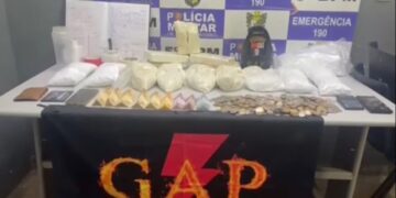 PM prende homem com tabletes e porções de cocaína e recupera motocicleta furtada