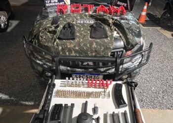 Rotam prende dois homens e apreende arsenal de armas de facção criminosa