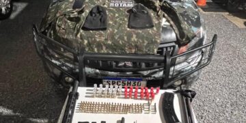 Rotam prende dois homens e apreende arsenal de armas de facção criminosa