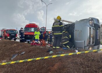 Bombeiros resgatam vítimas de capotamento que ficaram presas às ferragens