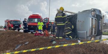 Bombeiros resgatam vítimas de capotamento que ficaram presas às ferragens