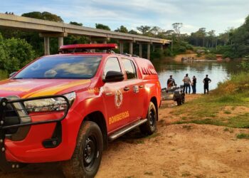 Bombeiros resgatam corpo encontrado por pescadores boiando em rio