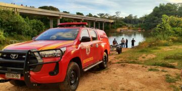 Bombeiros resgatam corpo encontrado por pescadores boiando em rio