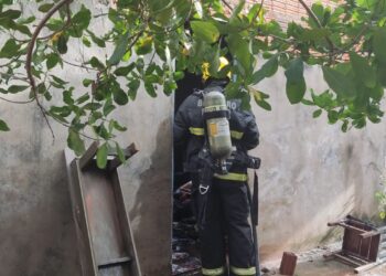 Corpo de Bombeiros realiza rescaldo para evitar reignição de fogo em residência