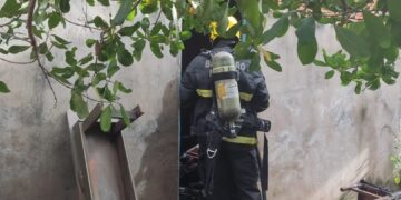 Corpo de Bombeiros realiza rescaldo para evitar reignição de fogo em residência